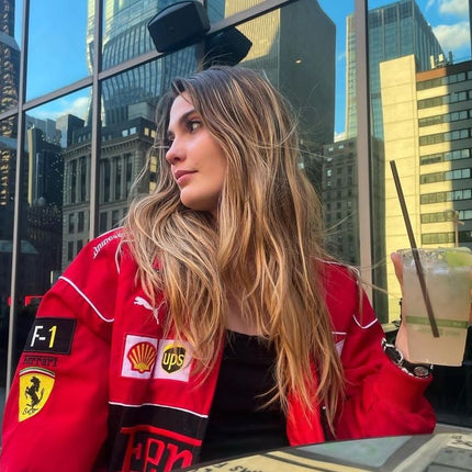 Mia jacks | Ferrari stijl racejack | Duurzame uniseks oversized pasvorm | Zwart rood wit ontwerp | Motorsport inspiratie | Premium materialen | Ademende stof | Iconische patches | Geschikt voor festivals | Klassieke race uitstraling | Voor alle seizoenen