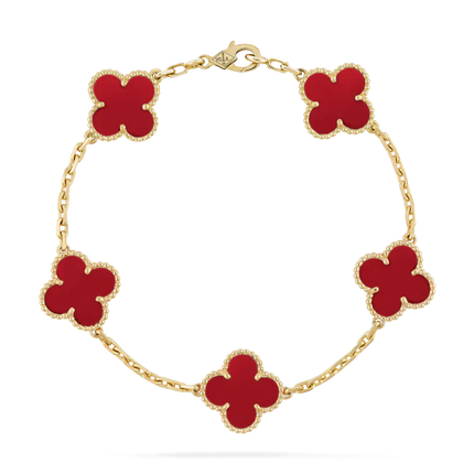 Armband Marrakech | Rode Klaver Bedels | Gouden Verfijning | Vurige Elegantie | Exotisch Accent | Luxueuze Sieraden | Wereldse Charme | Opvallende Stijl | Uniek Statement Piece | Passievol Design | Charmante Marokkaanse Inspiratie