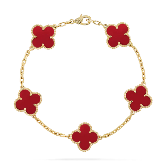 Armband Marrakech | Rode Klaver Bedels | Gouden Verfijning | Vurige Elegantie | Exotisch Accent | Luxueuze Sieraden | Wereldse Charme | Opvallende Stijl | Uniek Statement Piece | Passievol Design | Charmante Marokkaanse Inspiratie