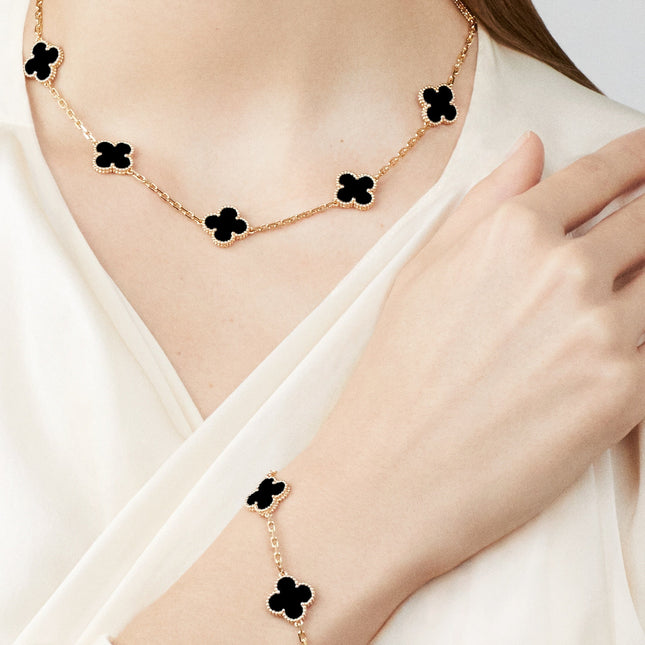 Gouden Ketting Met Zwarte Klaverbedels | Luxe Klavervormig Sieraad Voor Geluk En Balans | Elegante Mystieke Ketting