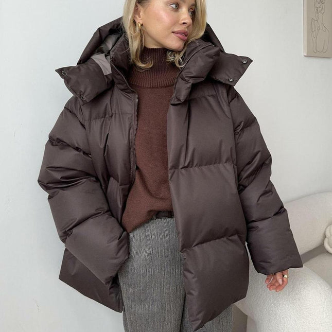 Warme Voering Dames Pufferjas Jeanie | Bruin | Waterdicht Polyester | Capuchon en Ruime Zakken | Wintermode XS-2XL | Comfortabele Pasvorm voor Koude Dagen | Verkrijgbaar in Meerdere Kleuren | Trendy Winterjas met Praktisch Ontwerp