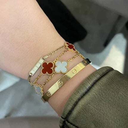 Armband Marrakech | Rode Klaver Bedels | Gouden Verfijning | Vurige Elegantie | Exotisch Accent | Luxueuze Sieraden | Wereldse Charme | Opvallende Stijl | Uniek Statement Piece | Passievol Design | Charmante Marokkaanse Inspiratie