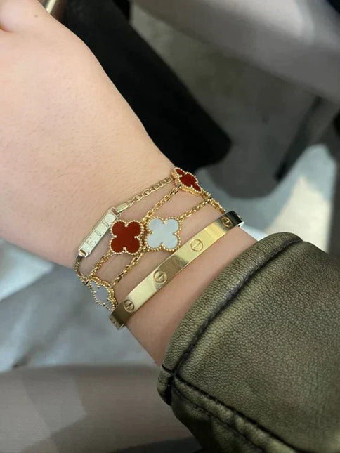 Armband Marrakech | Rode Klaver Bedels | Gouden Verfijning | Vurige Elegantie | Exotisch Accent | Luxueuze Sieraden | Wereldse Charme | Opvallende Stijl | Uniek Statement Piece | Passievol Design | Charmante Marokkaanse Inspiratie