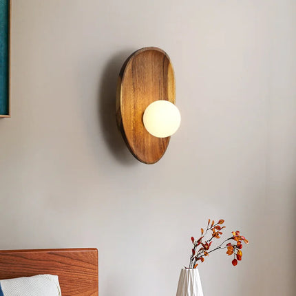 Acaciahout Wandlamp Camille | Natuurlijke Materialen | Sfeervol Licht | Tijdloos Design | Opaalglazen Kap | Woonkamer Slaapkamer Verlichting | 20x25cm | Direct Bedraad | LED Gloeilamp Geschikt | Harmonieuze Ambiance