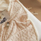 Luxe Lamswollen en Fleece Winterdeken | Hoogwaardige Warmte en Comfort | Tijdloze Stijl voor Woon- en Slaapkamer | Ademend en Isolerend voor Koude Nachten | Perfect voor Huiskamer of Slaapkamer | Lichtgewicht en Comfortabel voor Dagelijks Gebruik