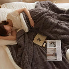 Luxe Lamswollen en Fleece Winterdeken | Hoogwaardige Warmte en Comfort | Tijdloze Stijl voor Woon- en Slaapkamer | Ademend en Isolerend voor Koude Nachten | Perfect voor Huiskamer of Slaapkamer | Lichtgewicht en Comfortabel voor Dagelijks Gebruik
