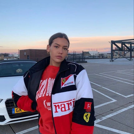 Mia jacks | Ferrari stijl racejack | Duurzame uniseks oversized pasvorm | Zwart rood wit ontwerp | Motorsport inspiratie | Premium materialen | Ademende stof | Iconische patches | Geschikt voor festivals | Klassieke race uitstraling | Voor alle seizoenen
