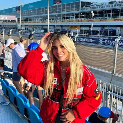 Mia jacks | Ferrari stijl racejack | Duurzame uniseks oversized pasvorm | Zwart rood wit ontwerp | Motorsport inspiratie | Premium materialen | Ademende stof | Iconische patches | Geschikt voor festivals | Klassieke race uitstraling | Voor alle seizoenen