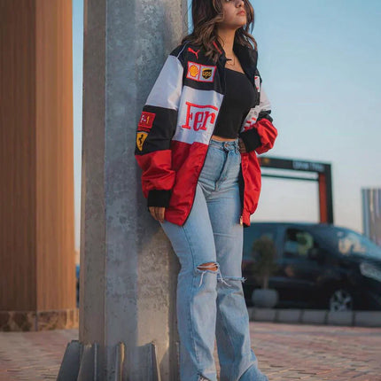 Mia jacks | Ferrari stijl racejack | Duurzame uniseks oversized pasvorm | Zwart rood wit ontwerp | Motorsport inspiratie | Premium materialen | Ademende stof | Iconische patches | Geschikt voor festivals | Klassieke race uitstraling | Voor alle seizoenen
