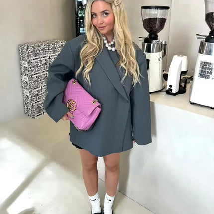 Zoey Dames Blazer | Oversized Pasvorm | Moderne Twist | Tijdloos Ontwerp | Trendy en Stijlvol | Comfortabele Fit | Diverse Kleuren | Hoge Kwaliteit | Must-Have voor Modebewuste Vrouwen | Veelzijdige Combinaties | Perfect voor Werk en Vrije Tijd
