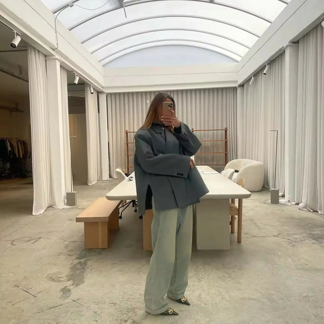 Zoey Dames Blazer | Oversized Pasvorm | Moderne Twist | Tijdloos Ontwerp | Trendy en Stijlvol | Comfortabele Fit | Diverse Kleuren | Hoge Kwaliteit | Must-Have voor Modebewuste Vrouwen | Veelzijdige Combinaties | Perfect voor Werk en Vrije Tijd