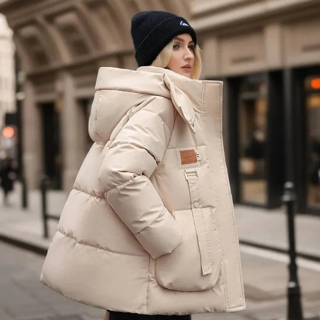 Dames Winterjack | Zwarte Donsjas | Winddicht & Waterdicht | Met Capuchon | Tijdloos Design | Warme Gevoerde Katoenen Jas | Perfect voor Winter 2023 | Urban-Amsterdam Collectie | Diverse Maten Beschikbaar