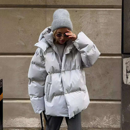 Warme Voering Dames Pufferjas Jeanie | Bruin | Waterdicht Polyester | Capuchon en Ruime Zakken | Wintermode XS-2XL | Comfortabele Pasvorm voor Koude Dagen | Verkrijgbaar in Meerdere Kleuren | Trendy Winterjas met Praktisch Ontwerp