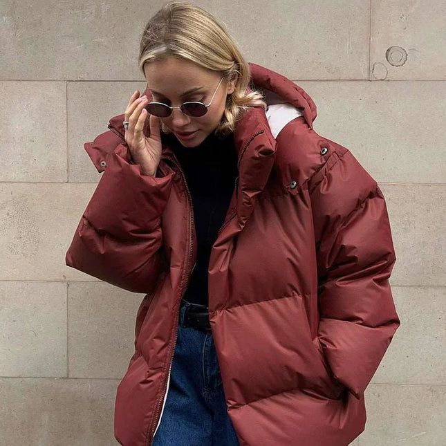 Warme Voering Dames Pufferjas Jeanie | Bruin | Waterdicht Polyester | Capuchon en Ruime Zakken | Wintermode XS-2XL | Comfortabele Pasvorm voor Koude Dagen | Verkrijgbaar in Meerdere Kleuren | Trendy Winterjas met Praktisch Ontwerp