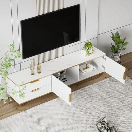 Tv-kast, laag plateau met gesneden textuur, gouden handgrepen en poten, woonkamercabinet met marmerstructuur, Wit/Zwart. | Moderne TV-meubel met gouden accenten | Scandinavisch design