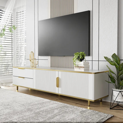 Tv-kast, laag plateau met gesneden textuur, gouden handgrepen en poten, woonkamercabinet met marmerstructuur, Wit/Zwart. | Moderne TV-meubel met gouden accenten | Scandinavisch design