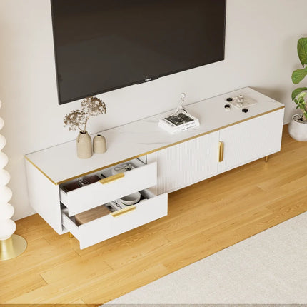 Tv-kast, laag plateau met gesneden textuur, gouden handgrepen en poten, woonkamercabinet met marmerstructuur, Wit/Zwart. | Moderne TV-meubel met gouden accenten | Scandinavisch design