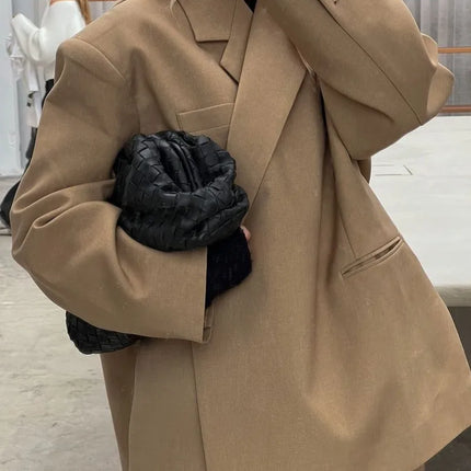 Zoey Dames Blazer | Oversized Pasvorm | Moderne Twist | Tijdloos Ontwerp | Trendy en Stijlvol | Comfortabele Fit | Diverse Kleuren | Hoge Kwaliteit | Must-Have voor Modebewuste Vrouwen | Veelzijdige Combinaties | Perfect voor Werk en Vrije Tijd