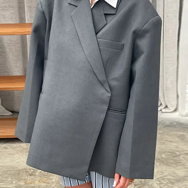 Zoey Dames Blazer | Oversized Pasvorm | Moderne Twist | Tijdloos Ontwerp | Trendy en Stijlvol | Comfortabele Fit | Diverse Kleuren | Hoge Kwaliteit | Must-Have voor Modebewuste Vrouwen | Veelzijdige Combinaties | Perfect voor Werk en Vrije Tijd
