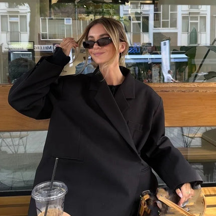 Zoey Dames Blazer | Oversized Pasvorm | Moderne Twist | Tijdloos Ontwerp | Trendy en Stijlvol | Comfortabele Fit | Diverse Kleuren | Hoge Kwaliteit | Must-Have voor Modebewuste Vrouwen | Veelzijdige Combinaties | Perfect voor Werk en Vrije Tijd