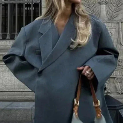 Zoey Dames Blazer | Oversized Pasvorm | Moderne Twist | Tijdloos Ontwerp | Trendy en Stijlvol | Comfortabele Fit | Diverse Kleuren | Hoge Kwaliteit | Must-Have voor Modebewuste Vrouwen | Veelzijdige Combinaties | Perfect voor Werk en Vrije Tijd