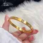 Verona Armband | Titanium Verguld Goud | Brede Bangle met 10 Sprankelende Diamanten | Luxe Sieraad voor Dames | Tijdloos Design | Elegant en Glamoureus | Statement Accessoire | Geschikt voor Elke Gelegenheid