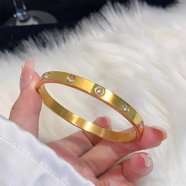 Verona Armband | Titanium Verguld Goud | Brede Bangle met 10 Sprankelende Diamanten | Luxe Sieraad voor Dames | Tijdloos Design | Elegant en Glamoureus | Statement Accessoire | Geschikt voor Elke Gelegenheid