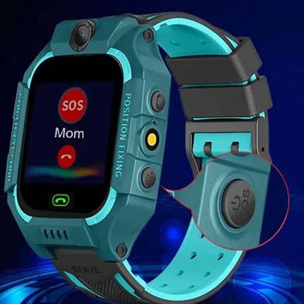 Kinder GPS Smartwatch Met Locatie Volgen En Telefoonfunctie | SOS Noodknop | Tweezijdige Communicatie | Waterbestendig | Geofencing | Duurzaam En Comfortabel | Realtime Locatie App | Met Camera | Oplaadbaar Ontwerp