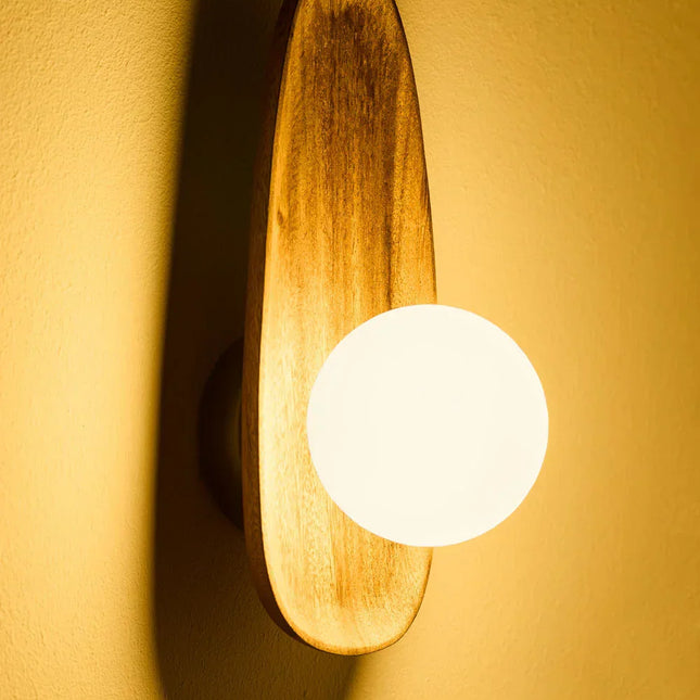 Acaciahout Wandlamp Camille | Natuurlijke Materialen | Sfeervol Licht | Tijdloos Design | Opaalglazen Kap | Woonkamer Slaapkamer Verlichting | 20x25cm | Direct Bedraad | LED Gloeilamp Geschikt | Harmonieuze Ambiance