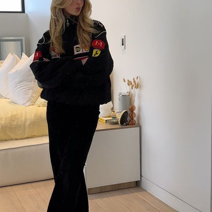 Mia jacks | Ferrari stijl racejack | Duurzame uniseks oversized pasvorm | Zwart rood wit ontwerp | Motorsport inspiratie | Premium materialen | Ademende stof | Iconische patches | Geschikt voor festivals | Klassieke race uitstraling | Voor alle seizoenen