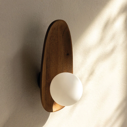 Acaciahout Wandlamp Camille | Natuurlijke Materialen | Sfeervol Licht | Tijdloos Design | Opaalglazen Kap | Woonkamer Slaapkamer Verlichting | 20x25cm | Direct Bedraad | LED Gloeilamp Geschikt | Harmonieuze Ambiance