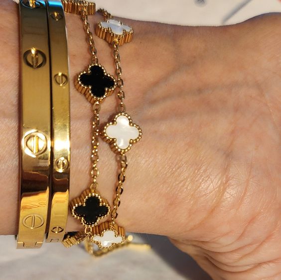 Dubai Armband Duo | Zwart Wit Klaver | Elegante Sieraden Set | Verfijnde Luxe Stijl | Goud Accent Accessoires | Modieuze Statement Armbanden | Tijdloze en Veelzijdige Look | Perfecte Balans en Contrast | Must-Have Accessoire voor Elke Gelegenheid