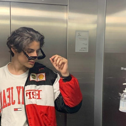 Mia jacks | Ferrari stijl racejack | Duurzame uniseks oversized pasvorm | Zwart rood wit ontwerp | Motorsport inspiratie | Premium materialen | Ademende stof | Iconische patches | Geschikt voor festivals | Klassieke race uitstraling | Voor alle seizoenen
