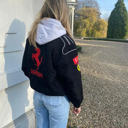 Mia jacks | Ferrari stijl racejack | Duurzame uniseks oversized pasvorm | Zwart rood wit ontwerp | Motorsport inspiratie | Premium materialen | Ademende stof | Iconische patches | Geschikt voor festivals | Klassieke race uitstraling | Voor alle seizoenen