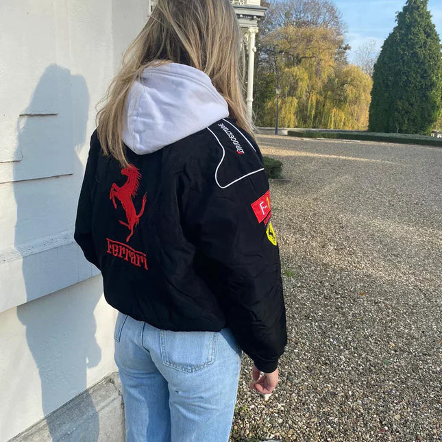 Mia jacks | Ferrari stijl racejack | Duurzame uniseks oversized pasvorm | Zwart rood wit ontwerp | Motorsport inspiratie | Premium materialen | Ademende stof | Iconische patches | Geschikt voor festivals | Klassieke race uitstraling | Voor alle seizoenen