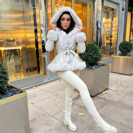 Debra Dames Winterjas met Capuchon | Luxe Bontkraag & Riem | Chique V-Hals | Polyester & Spandex | Wit | Elegante & Comfortabele Pasvorm | XS-2XL