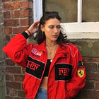 Mia jacks | Ferrari stijl racejack | Duurzame uniseks oversized pasvorm | Zwart rood wit ontwerp | Motorsport inspiratie | Premium materialen | Ademende stof | Iconische patches | Geschikt voor festivals | Klassieke race uitstraling | Voor alle seizoenen