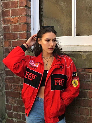 Mia jacks | Ferrari stijl racejack | Duurzame uniseks oversized pasvorm | Zwart rood wit ontwerp | Motorsport inspiratie | Premium materialen | Ademende stof | Iconische patches | Geschikt voor festivals | Klassieke race uitstraling | Voor alle seizoenen